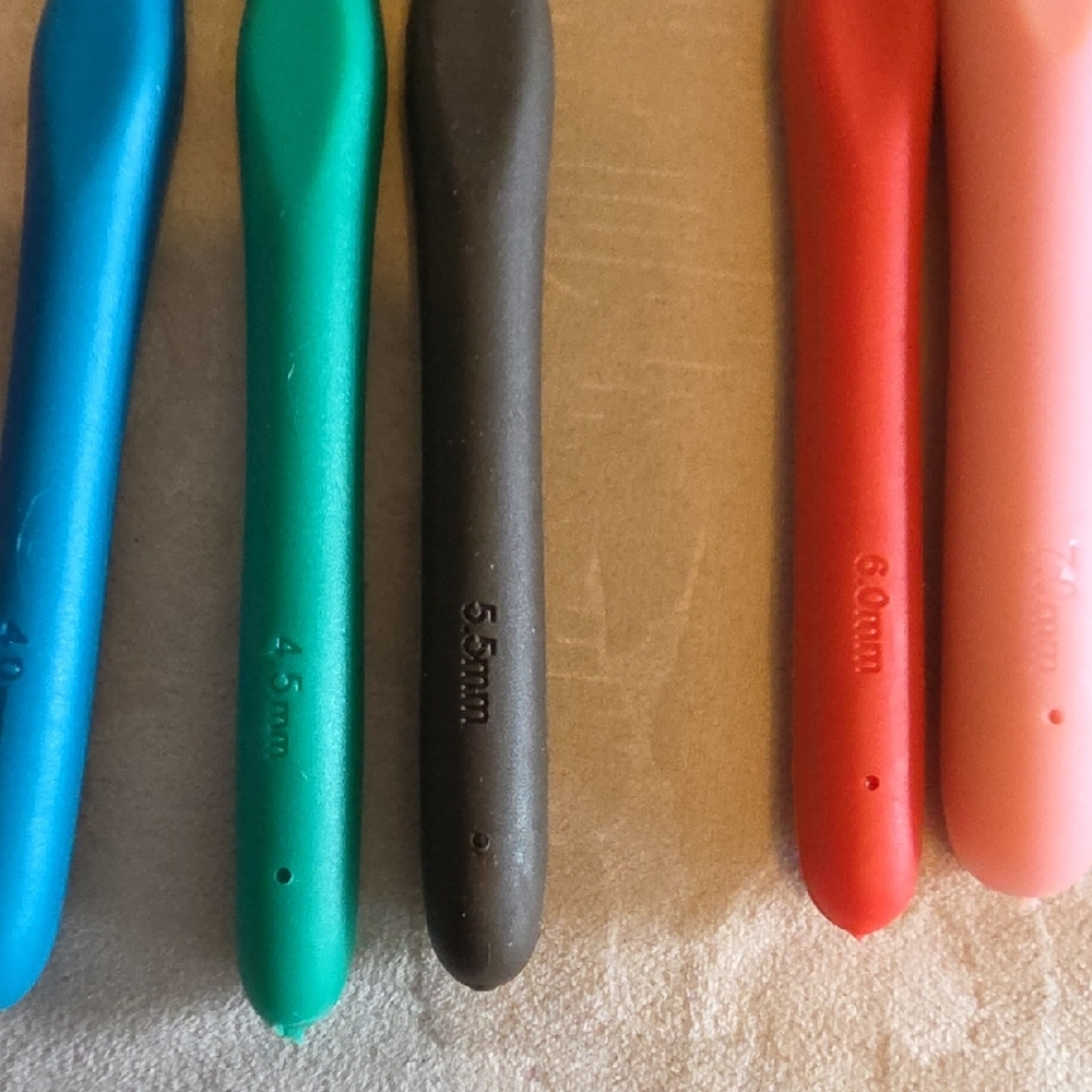Vibrant Crochet Hook Set with Case - Picture 5 of 8